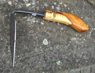 Blattförmige Gartenhacke mit Griff aus Eibe